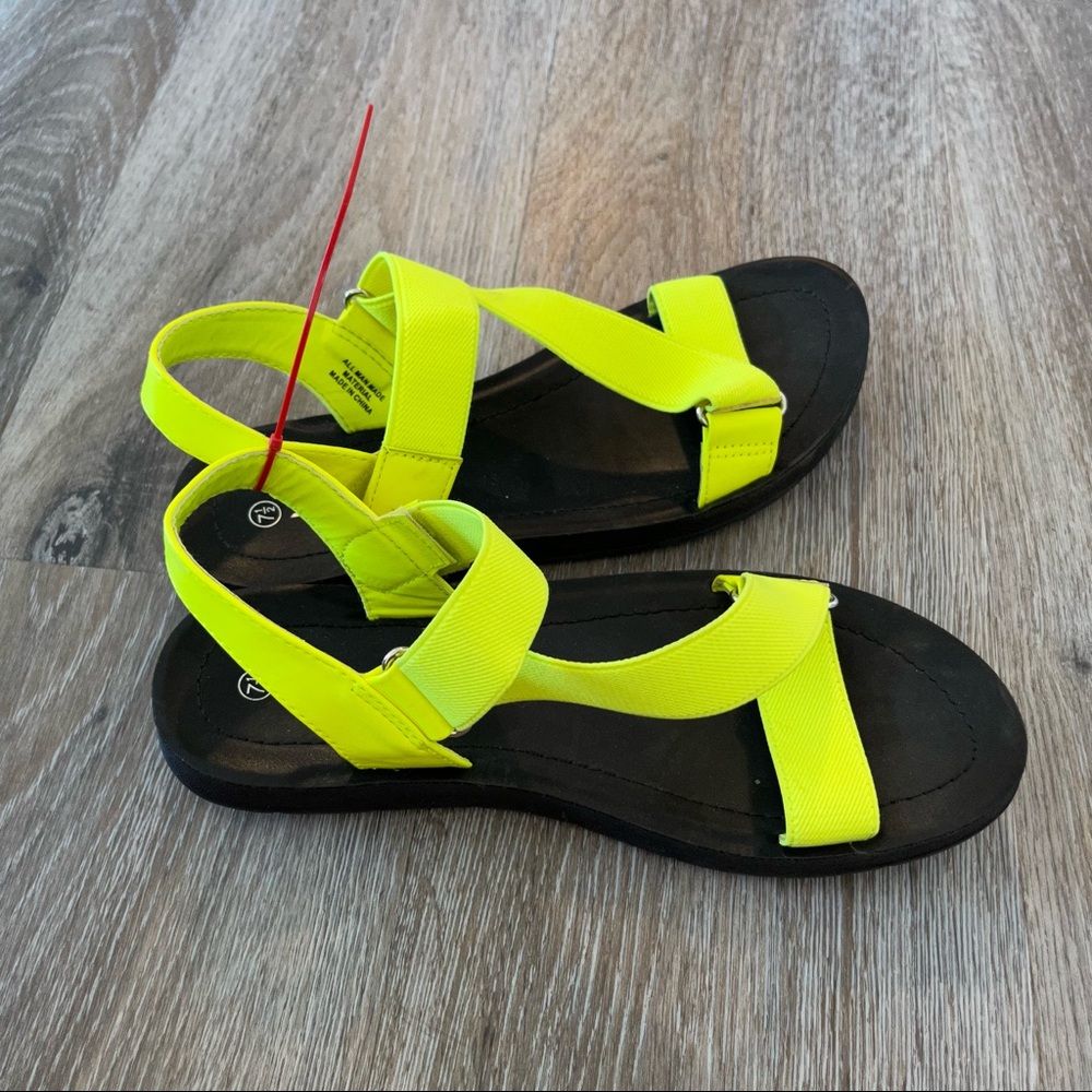 Soda sandals